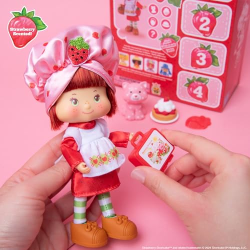 Strawberry Shortcake Classic 5.5-inch Poseable Scented Fashion Doll with 4 Accessories K41828